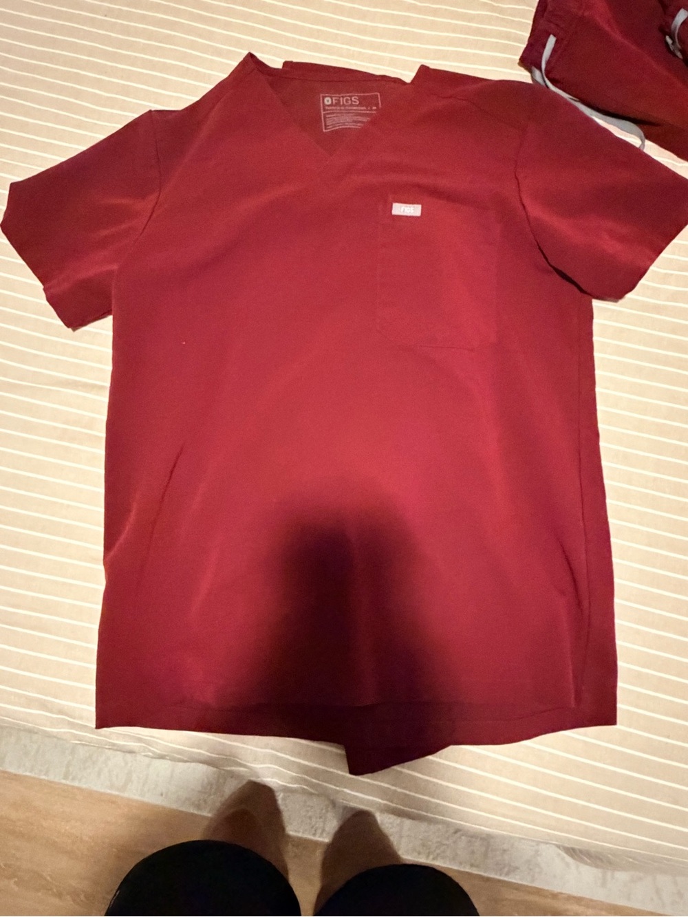 Figs Men’s V-Neck Top in Burgundy